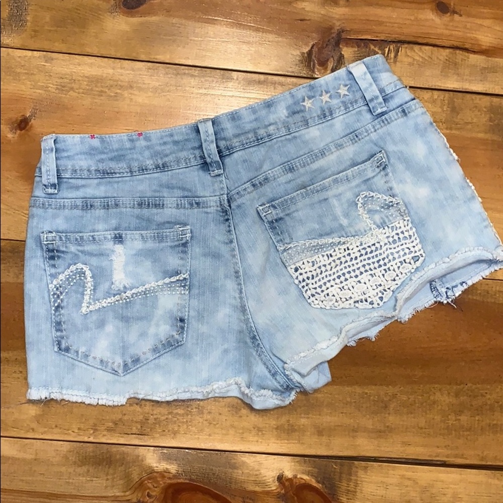 Women’s detailed Jean shorts - Picture 2 of 6